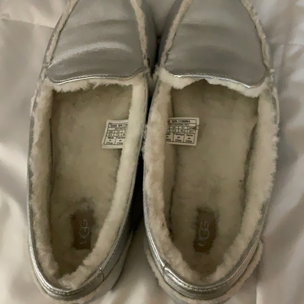 UGG enclosed slippers